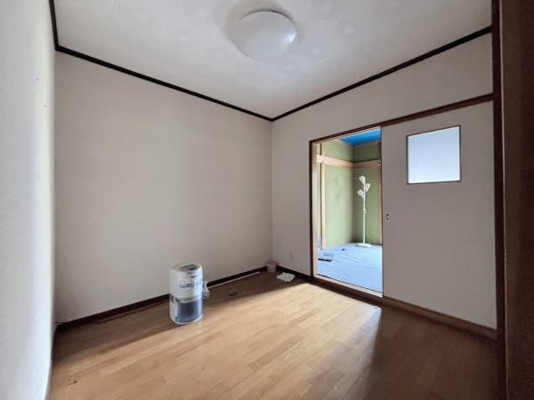 3-Story Steel-Frame 4DK House with Garage in Higashi-Osaka - Thumbnail 2