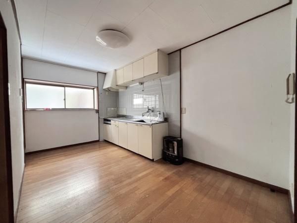3-Story Steel-Frame 4DK House with Garage in Higashi-Osaka - Thumbnail 3