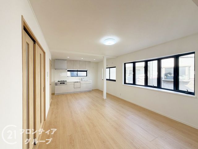 4LDK Detached House for Sale in Kadoma, Osaka - 141.75m² - Thumbnail 3
