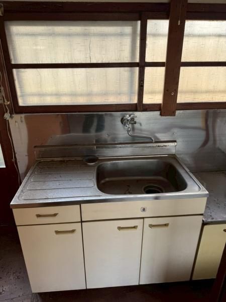 Spacious 1965 Traditional House for Sale in Kobe's Nagata Ward - Image 1