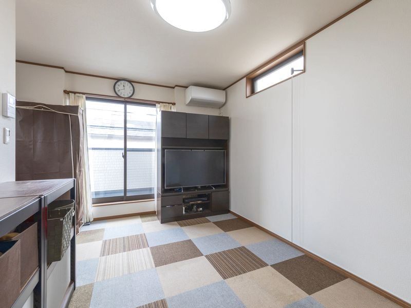 Modern 3LDK House in Toyonaka with Solar Panels and Parking - Thumbnail 2