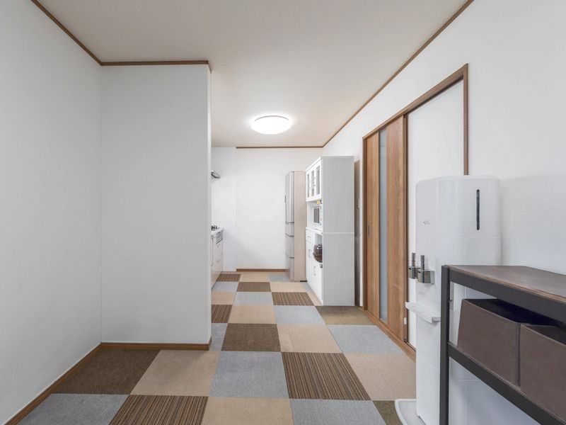 Modern 3LDK House in Toyonaka with Solar Panels and Parking - Thumbnail 4