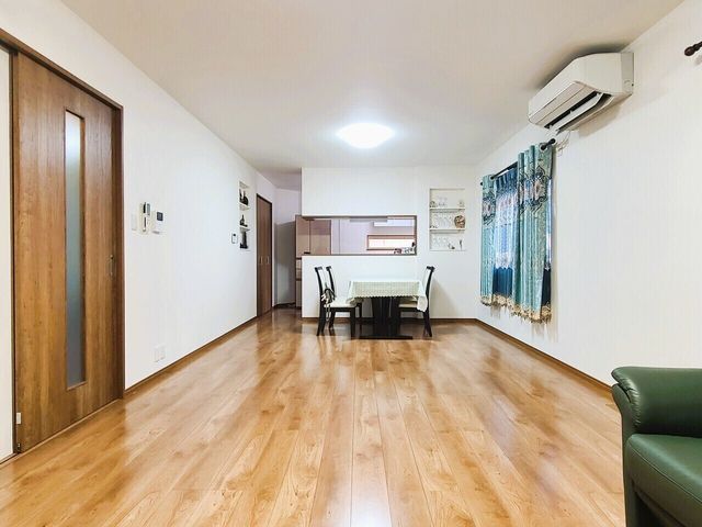 4LDK Detached House for Sale in Toyonaka, Osaka - Thumbnail 2