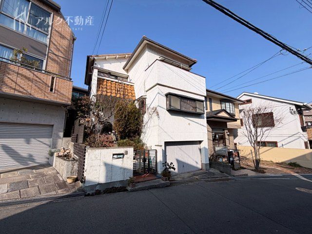 5DK Detached House for Sale in Koyoen, Nishinomiya - Thumbnail 2
