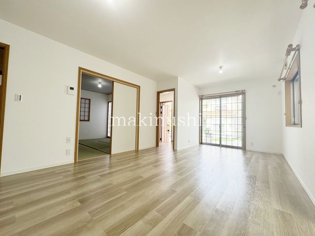 Renovated 4LDK House for Sale in Tomidabayashi, Osaka - Thumbnail 3