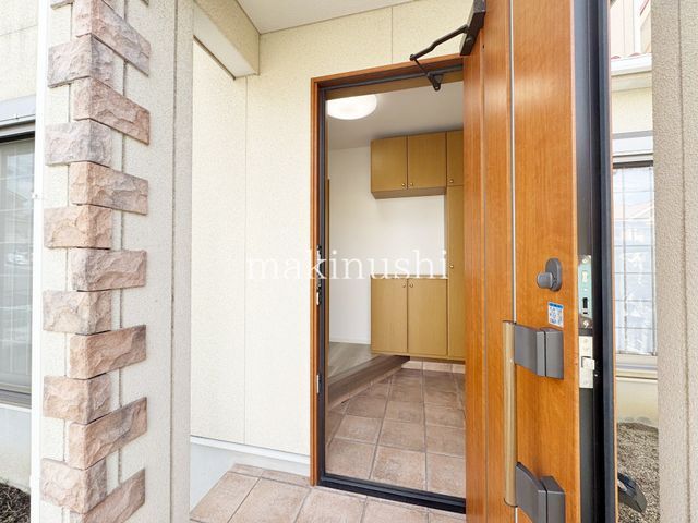 Renovated 4LDK House for Sale in Tomidabayashi, Osaka - Thumbnail 2