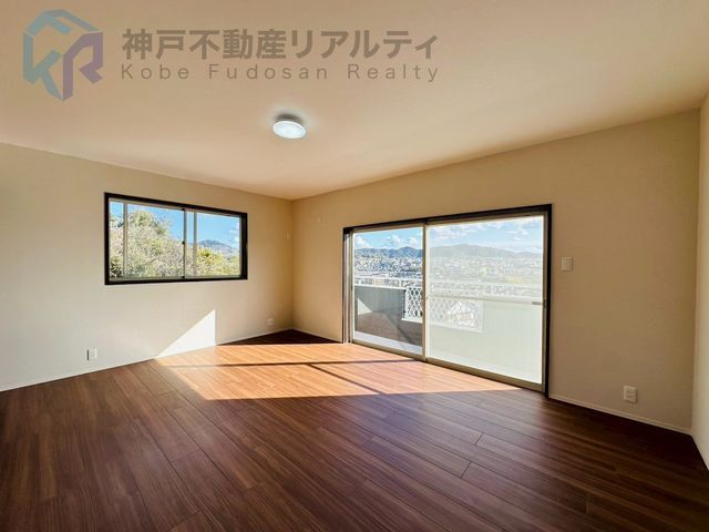 Renovated 5-Bedroom House with Garage in Tsutsujigaoka, Kobe - Thumbnail 4