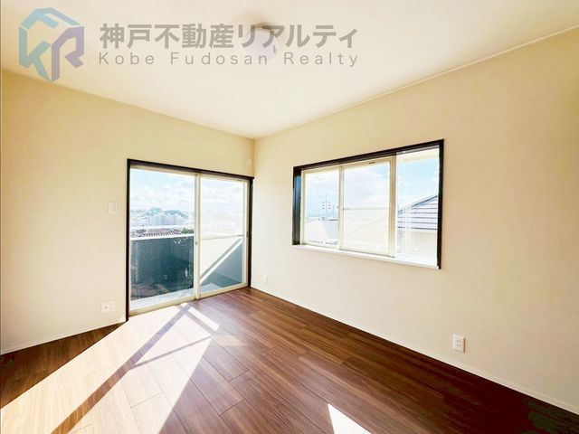 Renovated 5-Bedroom House with Garage in Tsutsujigaoka, Kobe - Thumbnail 3