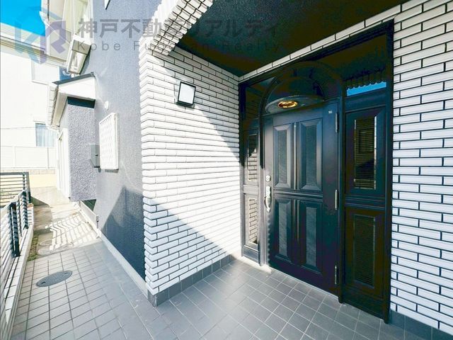 Renovated 5-Bedroom House with Garage in Tsutsujigaoka, Kobe - Thumbnail 2