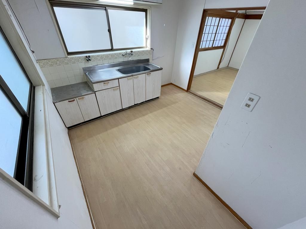 Wooden 3-Story House for Sale in Kadoma, Osaka - 4DK, Near Kayashima Station - Thumbnail 4
