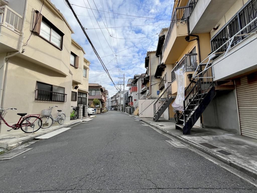 Wooden 3-Story House for Sale in Kadoma, Osaka - 4DK, Near Kayashima Station - Thumbnail 2