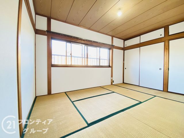Traditional 3DK Detached House with Garage in Daito City, Osaka - Thumbnail 3