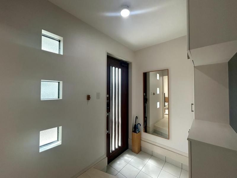 Modern 4LDK House with Double-Height Ceiling in Kaizuka, Osaka - Thumbnail 3