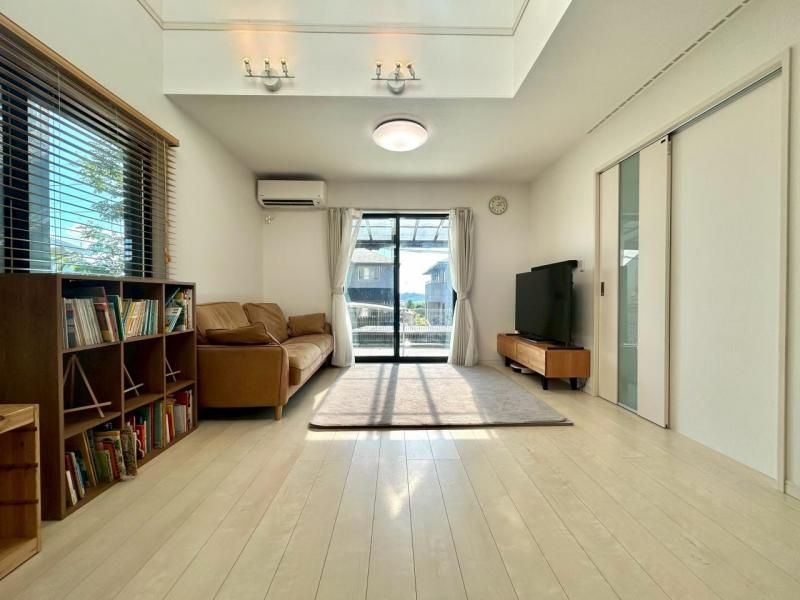 Modern 4LDK House with Double-Height Ceiling in Kaizuka, Osaka - Thumbnail 4