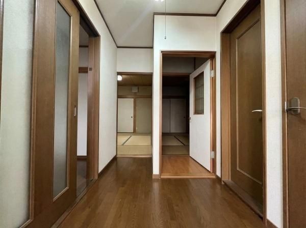 4DK Detached House with Garden & 3 Parking Spaces in Osaka Ikuno - Thumbnail 2