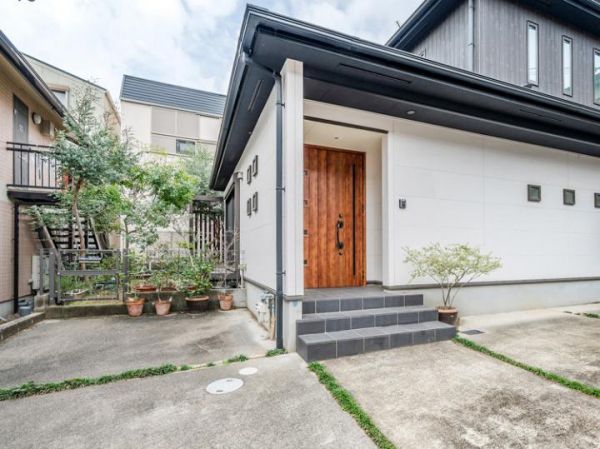 2SLDK House for Sale in Nada-ku, Kobe | 2012 Build, 2 Parking - Image 1