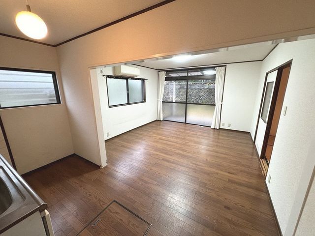 5LDK Detached House with Large Garden in Chihayaakasaka, Osaka - Thumbnail 2