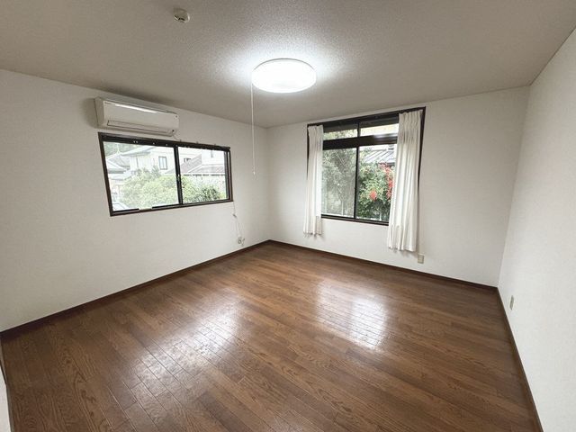 5LDK Detached House with Large Garden in Chihayaakasaka, Osaka - Thumbnail 4