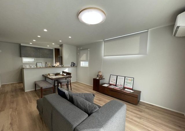 Modern 3SLDK House in Himeji with Solar Power & Counter Kitchen - Thumbnail 3