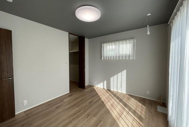 Modern 3SLDK House in Himeji with Solar Power & Counter Kitchen - Thumbnail 4
