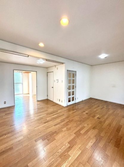 Renovated 5LDK Terrace House with 2 Parking Spaces in Kobe - Thumbnail 3