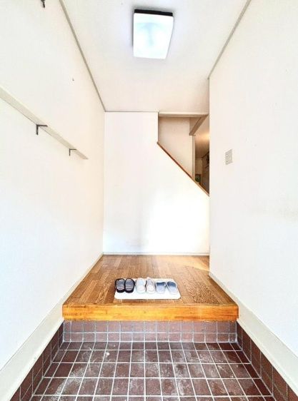 Renovated 5LDK Terrace House with 2 Parking Spaces in Kobe - Thumbnail 2