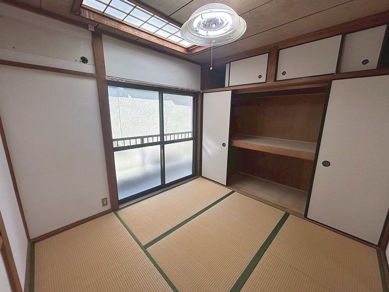 3LDK House for Sale in Takatsuki, Osaka - Renovated with Garage - Thumbnail 2