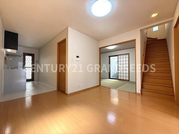 Renovated 4LDK Detached House for Sale in Takatsuki, Osaka - Thumbnail 3