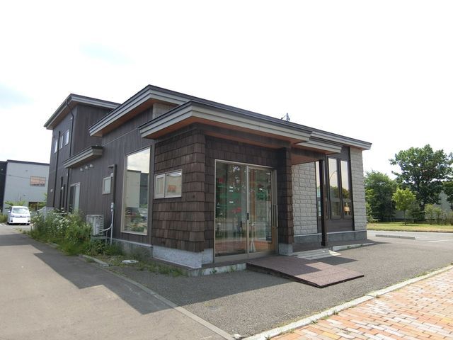5LDK Detached House for Sale near Numanohata Station, Tomakomai - Thumbnail 2
