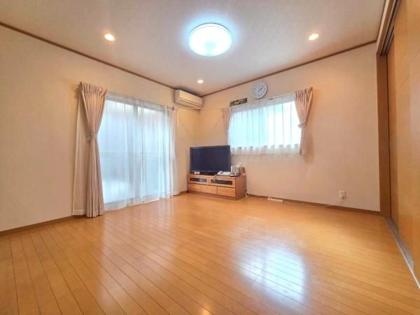 4LDK Detached House Near Neyagawa Koen Station, Osaka - Thumbnail 3