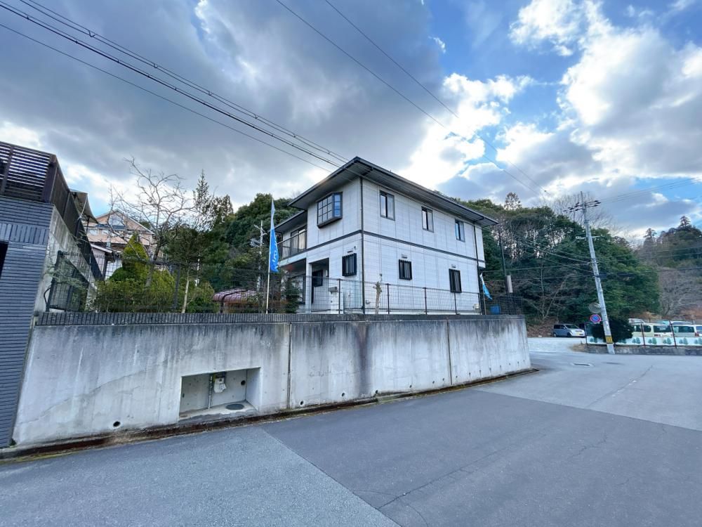 5LDK House on Large Corner Lot in Kobe's Kita Ward - Thumbnail 2