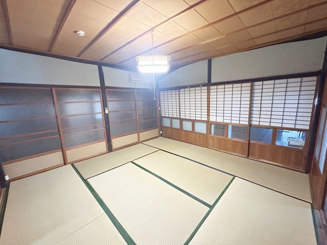 Historic 9DK House with Vast Land in Kasai City - Thumbnail 3