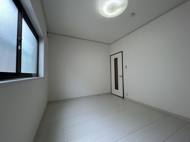 Renovated 4LDK House for Sale Near Konohama Station, Osaka - Thumbnail 3