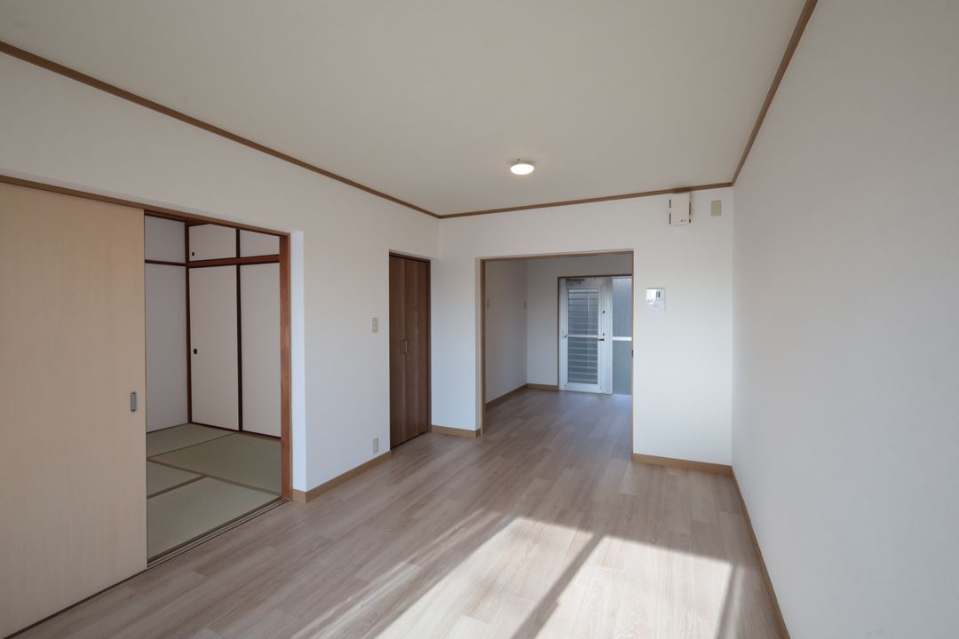 Renovated 3LDK Terrace House in Ibaraki, Osaka | Hilltop Views - Thumbnail 2