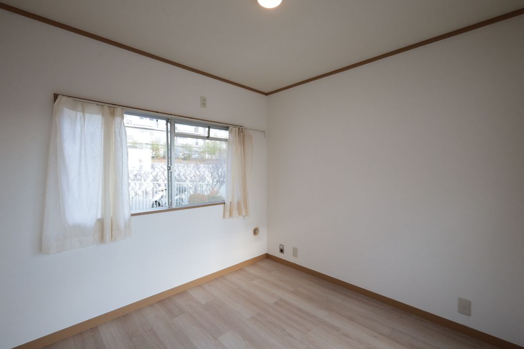 Renovated 3LDK Terrace House in Ibaraki, Osaka | Hilltop Views - Thumbnail 4