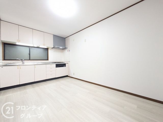 Renovated 4DK House for Sale in Kobe Nada Ward, Hyogo - Thumbnail 3