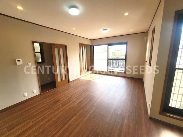 Renovated 4SLDK House for Sale in Takatsuki, Osaka - Thumbnail 3