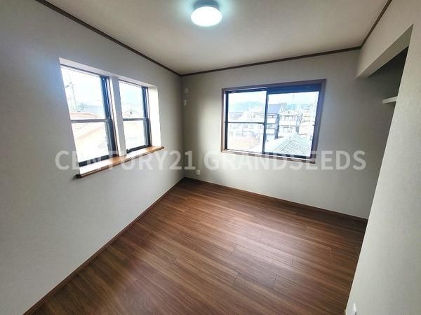 Renovated 4SLDK House for Sale in Takatsuki, Osaka - Thumbnail 2