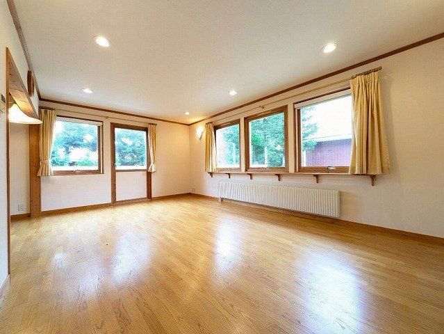 Swedish-Style 5LDK House on Large Corner Lot in Tōbetsu, Hokkaido - Thumbnail 2