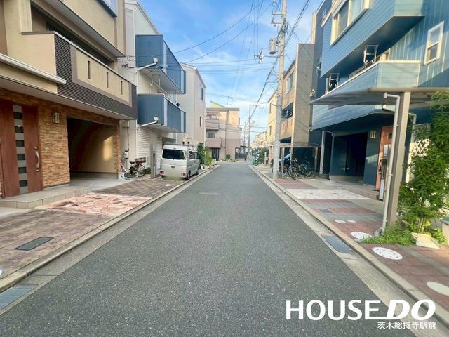 4LDK Family House with Rooftop Terrace in Settsu, Osaka - Image 1