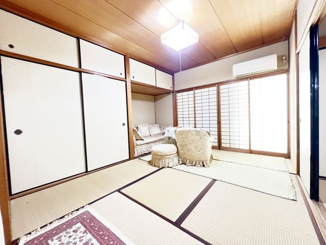 Two-Family Home for Sale in Izumi City, Osaka - 7SLDK, Large Land - Thumbnail 2