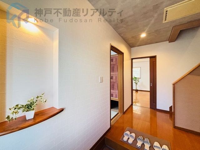 Renovated 4LDK House Near Yamanomachi Station, Kobe - Thumbnail 3