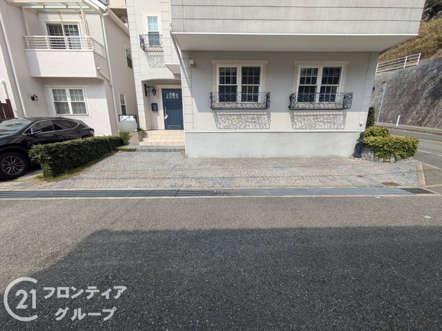 Modern 3SLDK House for Sale in Kobe's Rokko District - Thumbnail 4