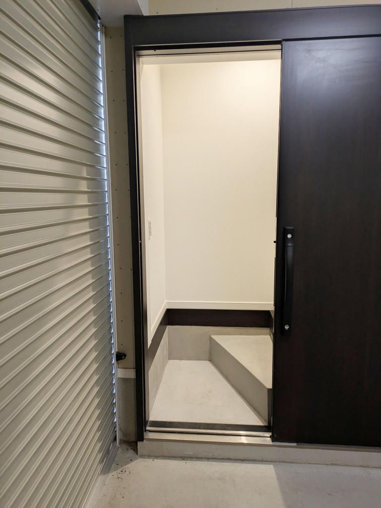Newly Built 3-Storey Garage House in Taisho Ward, Osaka - Thumbnail 2