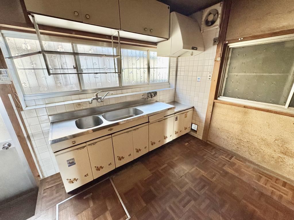 5DK Detached House for Sale in Yao, Osaka - Near Station & School - Thumbnail 2