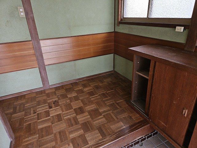 5LDK House for Sale in Himeji with Large Garden and Parking - Thumbnail 3