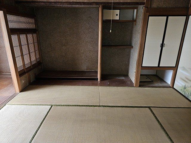 5LDK House for Sale in Himeji with Large Garden and Parking - Thumbnail 2