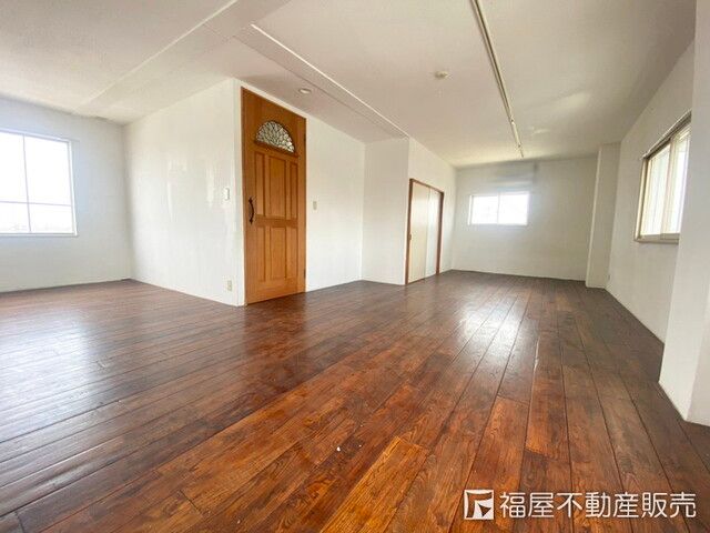 3-Storey Steel-Framed House with Roof Balcony for Sale in Sakai - Thumbnail 2