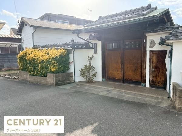 8SDK Traditional Home with Sunroom in Himeji, Hyogo - Image 1