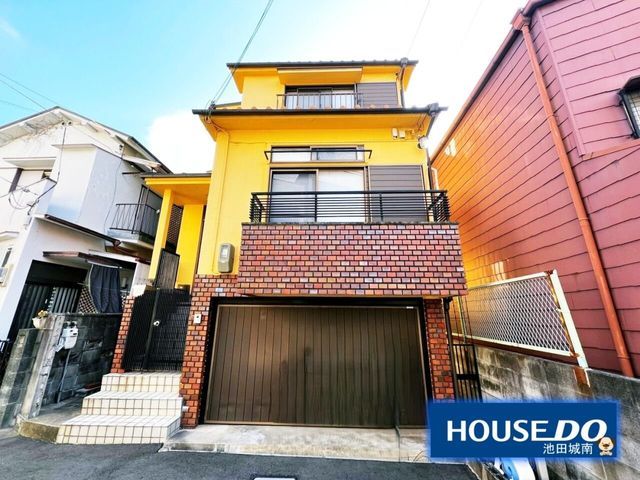 5LDK Detached House for Sale in Ikeda, Osaka - Near Ishibashi-Handaibyoin-mae Station - Image 1